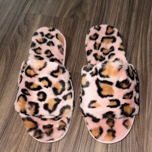 Array Pink Leopard Fuzzy Slippers